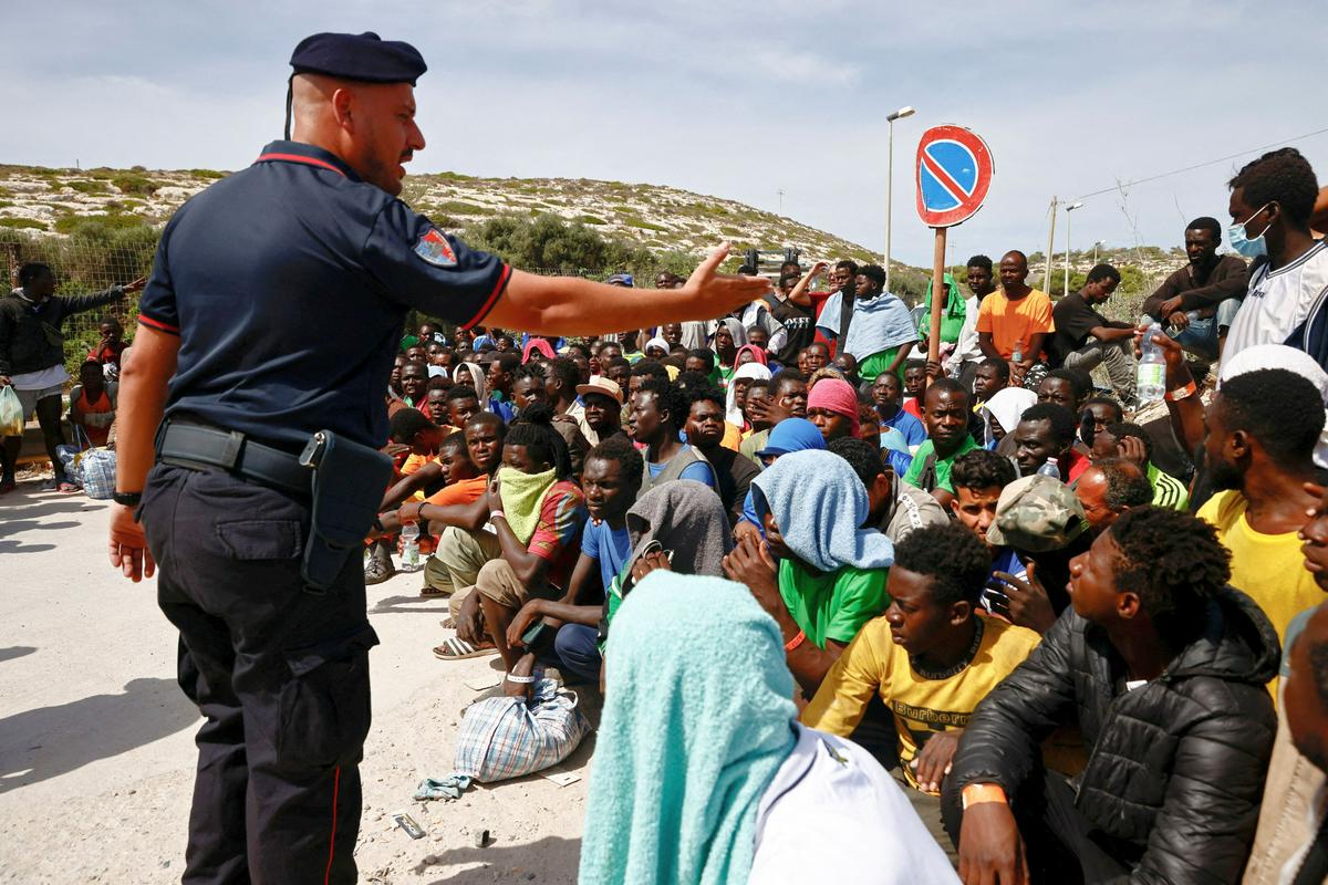 Na Lampeduso je v zadnjih tednih prispelo na tisoče prebežnikov. Foto: Reuters