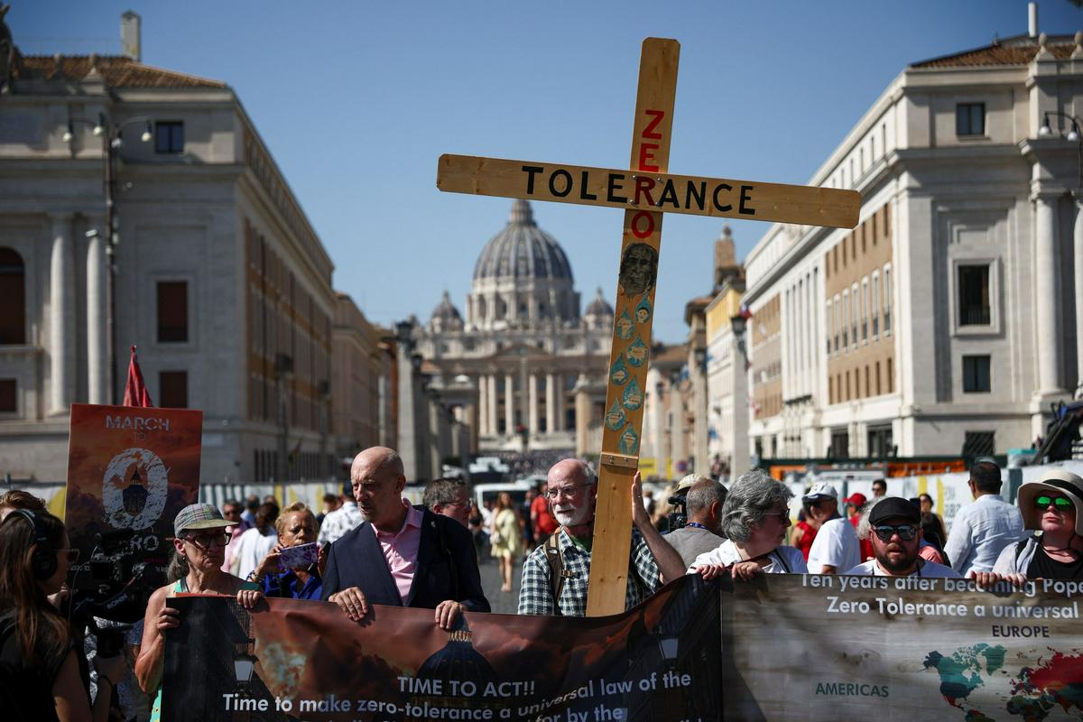 Aktivisti protestirali v Vatikanu v imenu žrtev spolnih zlorab duhovnikov