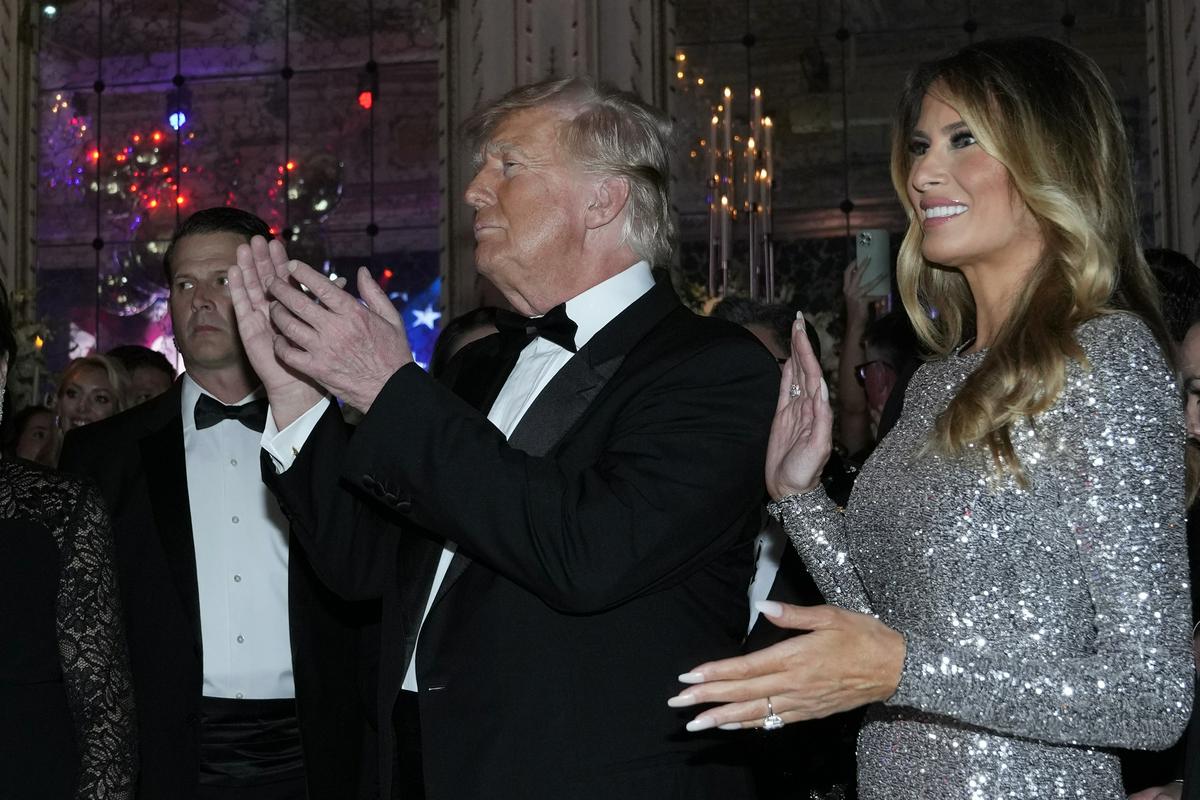 Donald Trump se podaja v boj za drugi predsedniški mandat, žena Melania pa mu trdno stoji ob strani, a zna poskrbeti tudi zase. Foto: AP