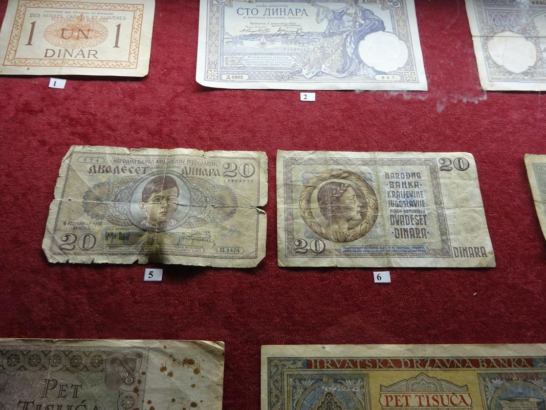 Bankovec za 20 dinarjev iz leta 1936. Zgoraj 1 dinar (1918 - Kraljevina SHS) in 100 dinarjev (1929). Hrani Muzej Tešanj. Foto: Rok Omahen