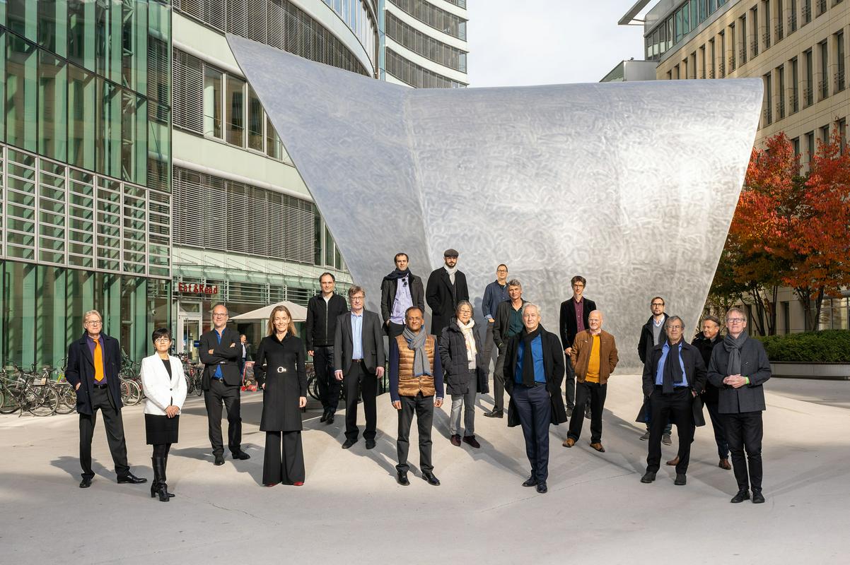 Ensemble Modern so leta 1980 ustanovili člani Junge Deutsche Philharmonie/Mlade nemške filharmonije. Že na začetku se je ansambel odločil za demokratično organiziranost in posledično nima umetniškega vodje ali šefa dirigenta. Namesto tega o vseh projektih, produkciji in finančnih zadevah odločajo neposredno glasbeniki. Foto: Wonge Bergmann