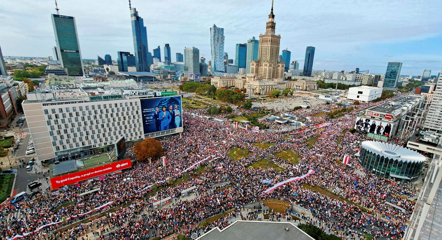 Nedeljski shod opozicije v središču Varšave. Foto: Reuters
