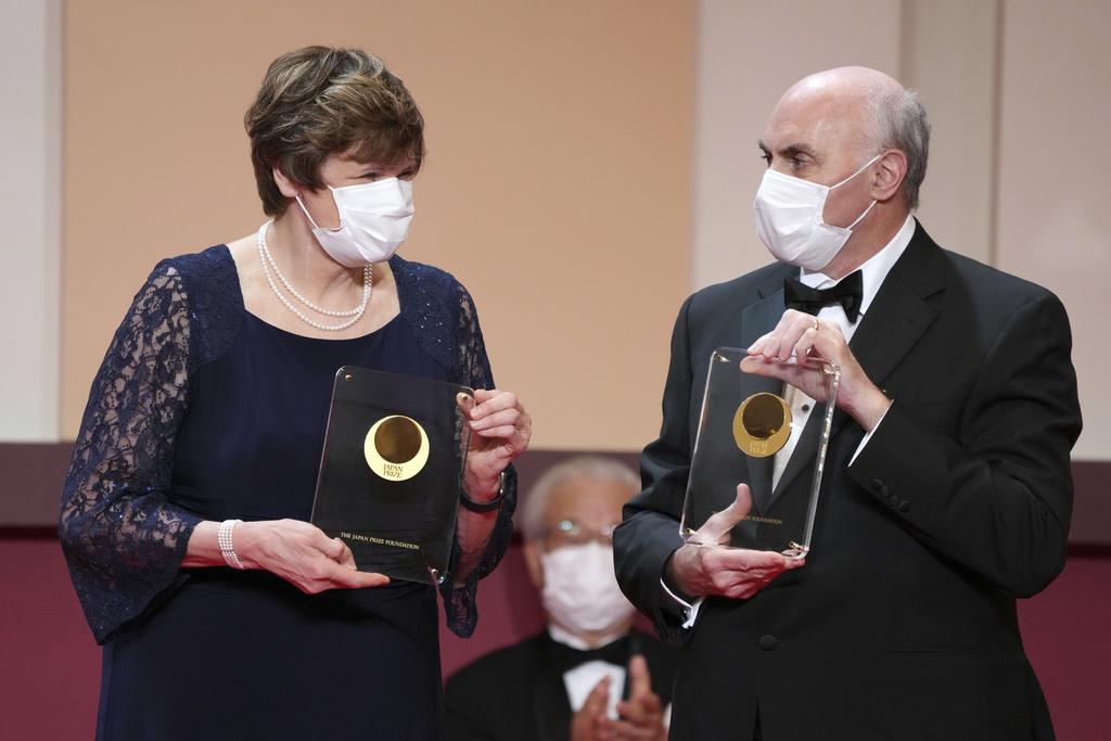 Katalin Kariko in Drew Weissman lani aprila na podelitvi nagrade na Japonskem. Foto: AP