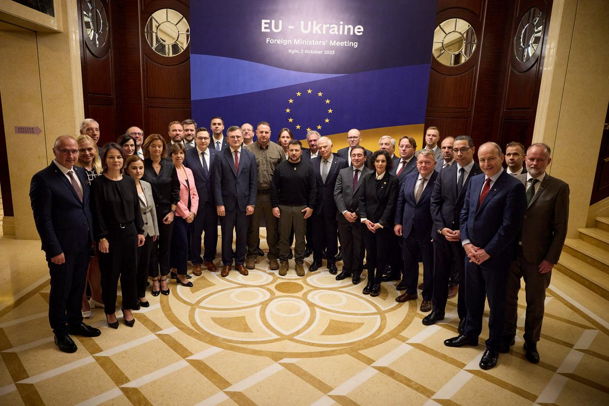 Skupinska fotografija ministrov in ukrajinskega predsednika. Foto: Reuters