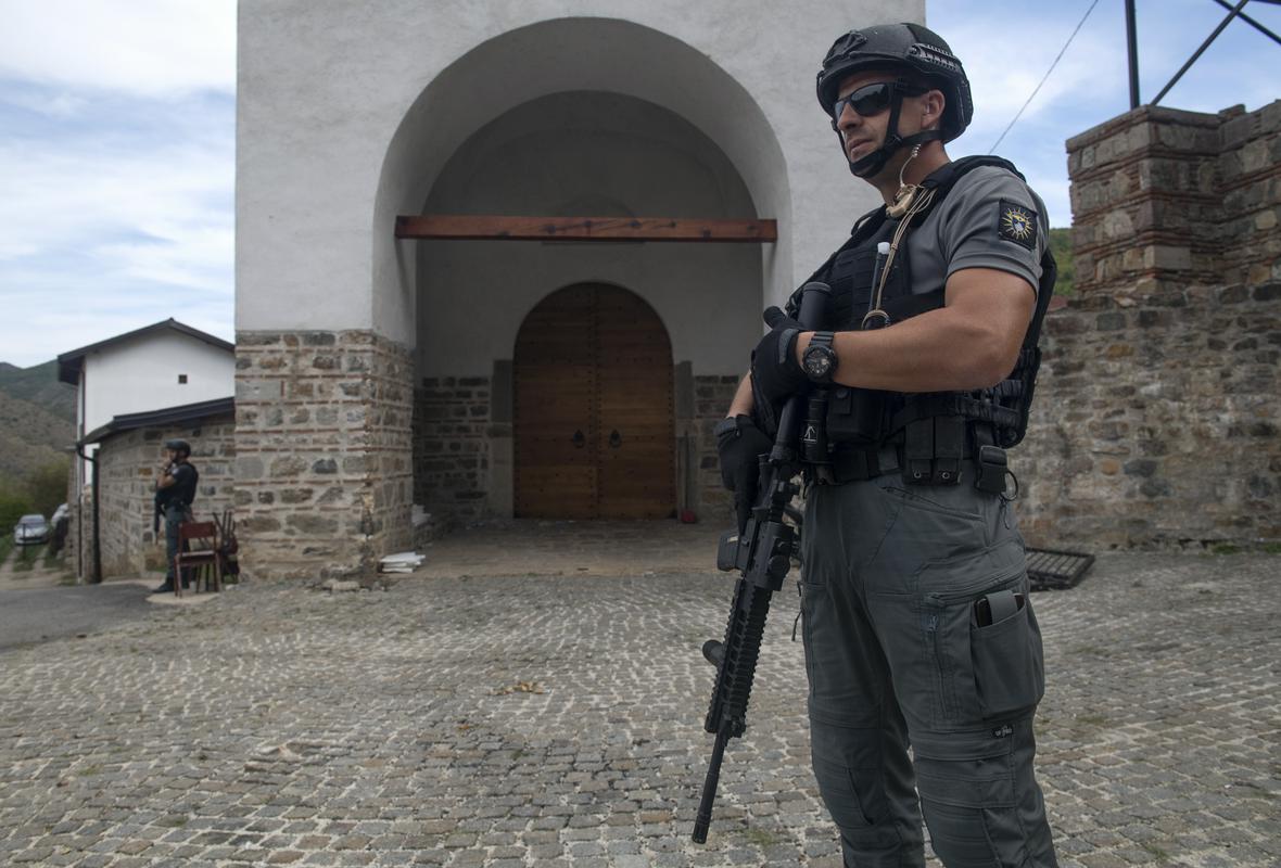 Policist pred samostanom v Banjski, kamor so se med napadom zabarikadirali napadalci. Foto: EPA