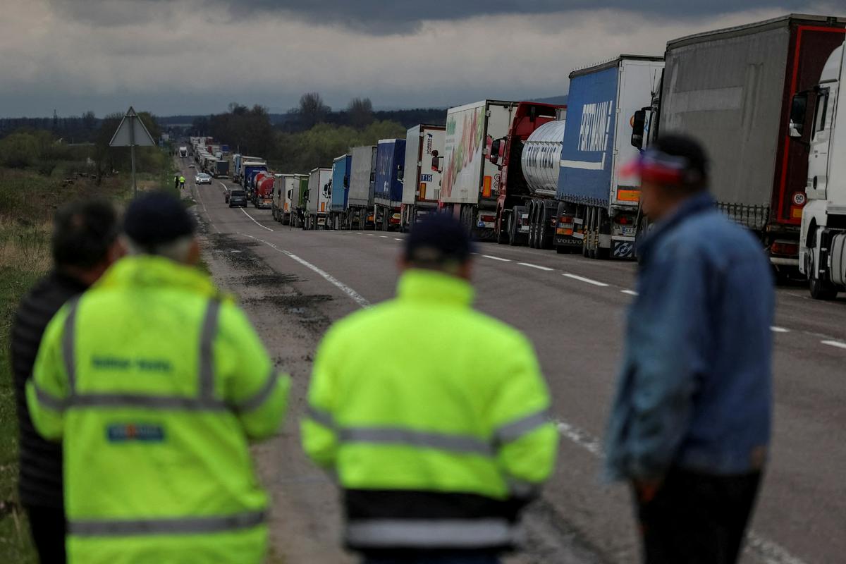 Dolge kolone tovornjakov ukrajinskega izvoza na mejnem prehodu Rava-Ruska med Ukrajino in Poljsko. Foto: Reuters