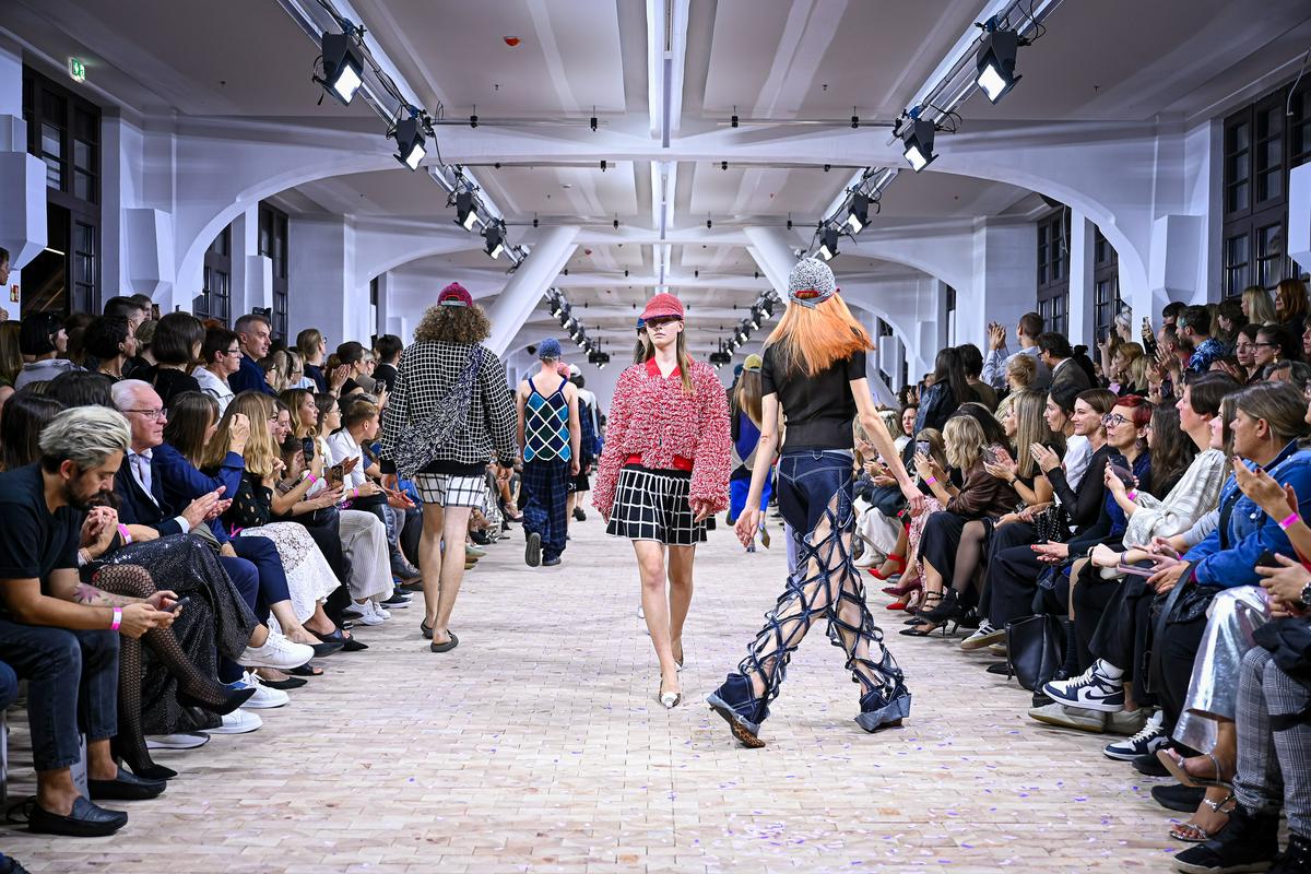 Kolecija sodelovanja dveh uveljavljenih ljubljanskih modnih znamk ALMIRASADAR X PETJA ZOREC se imenuje Spletke. Foto: LJFW/Jure Makovec