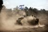 Izraelska vojska sporočila, da je ponekod že vdrla v Gazo. Netanjahu: To je šele začetek.
