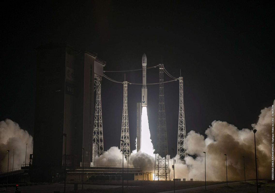 Vega na oktobrskem poletu VV23. Gre za raketo, ki je osnovana na stranskem potisniku Ariane 5. Foto: ArianeSpace