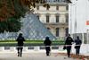 Muzej Louvre iz varnostnih razlogov zaprli. Zaprta tudi Versajska palača.