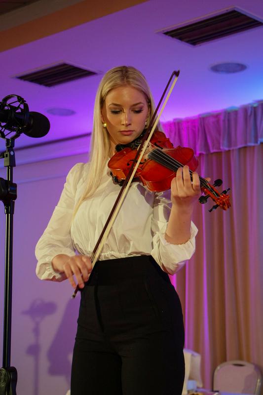 Na talentšovu se je Alida izkazala z igranjem violine. Foto: Miss Slovenije