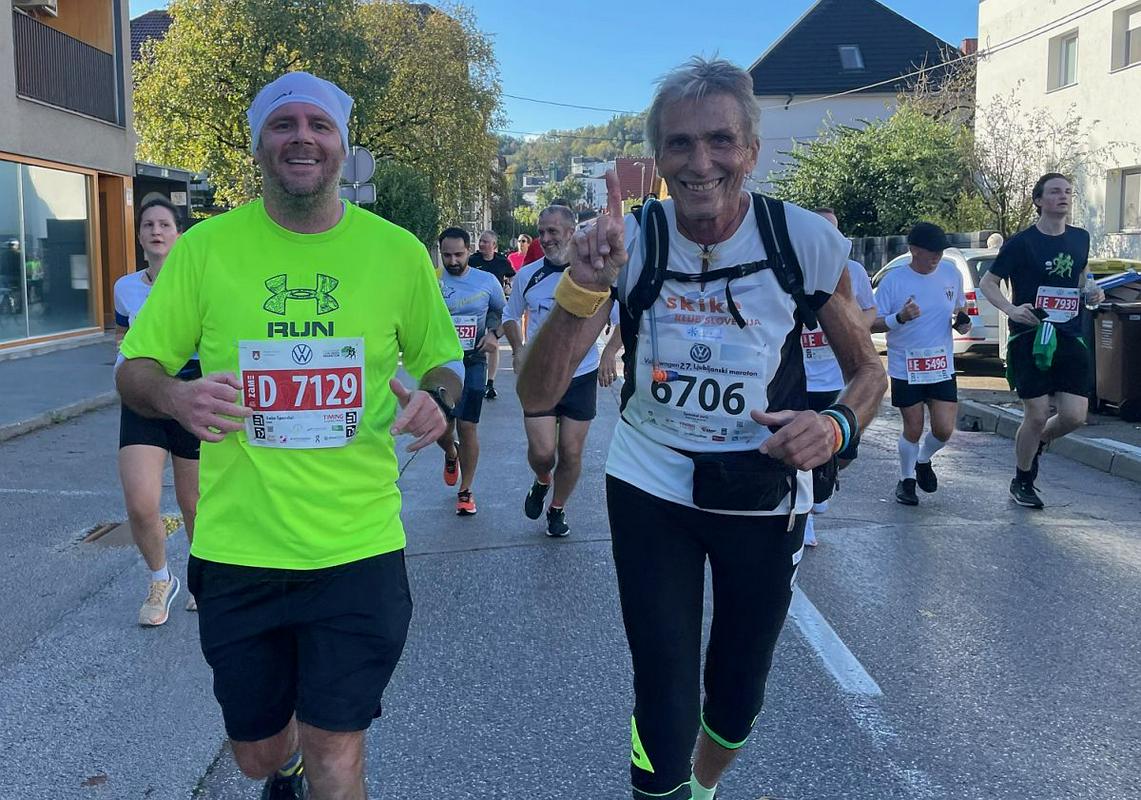 73-letni Jurij Špendal (na fotografiji s sinom Sašem) je nastopil na večini Ljubljanskih maratonov, zelo lep spomin pa ima na maratonsko superbabico Heleno Žigon. Foto: MMC RTV SLO/T. O.