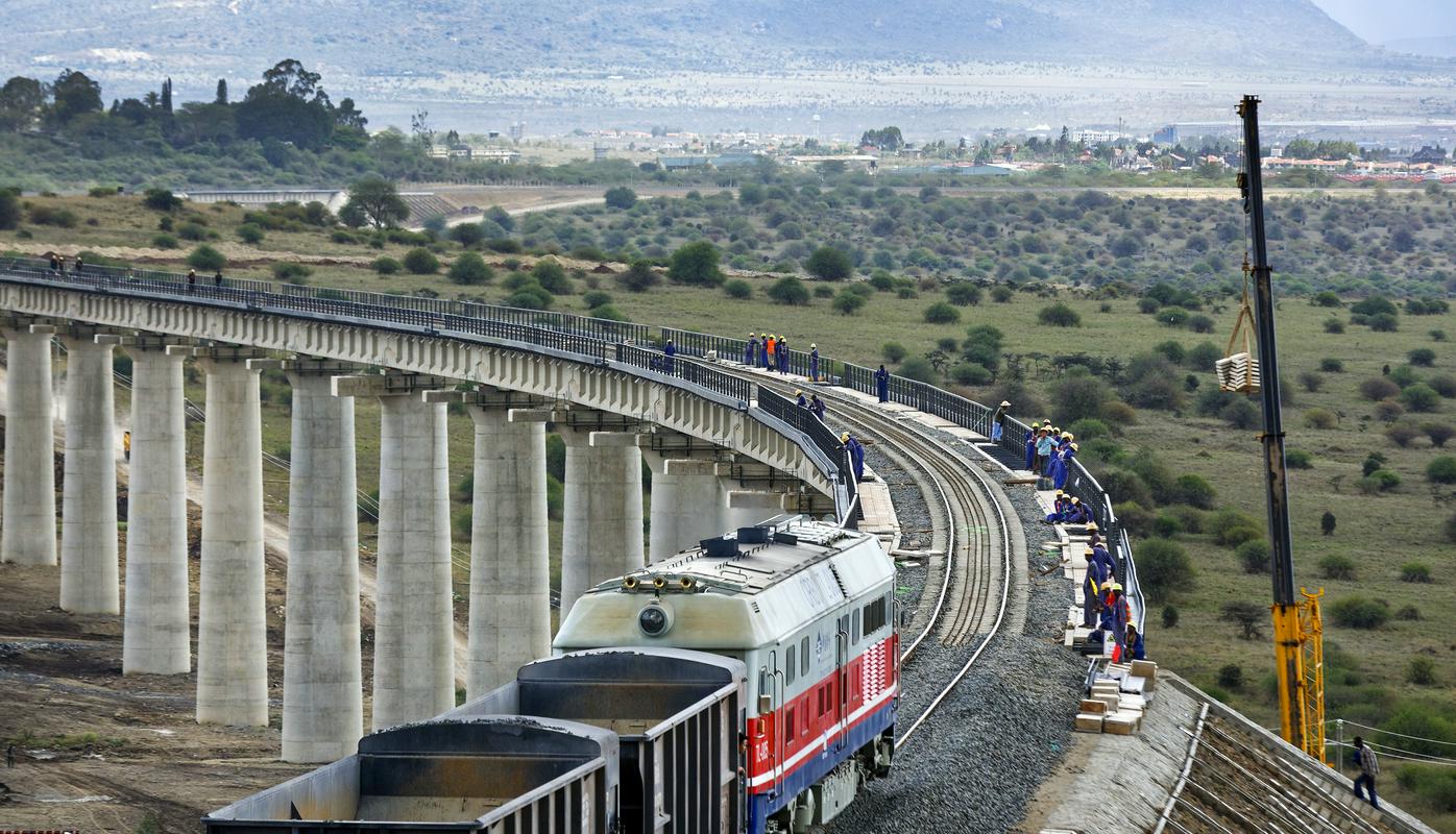 Železnico standardne širine (SGR) v dolžni 579 kilometrov so v Keniji odprli leta 2017 in povezuje obalno mesto Mombasa z Nairobijem, konča pa se v kraju Naivasha severozahodno od prestolnice, od koder bi se morala proga nadaljevati do Ugande, a je za ta del zmanjkalo denarja. Foto: AP