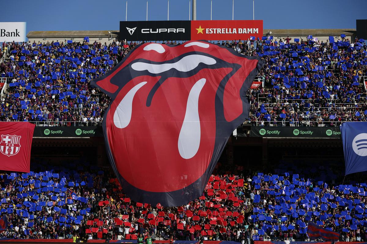 Nogometaši Barcelone so na derbiju nosili drese z logotipom angleške rockovske skupine Rolling Stones. Pri Barceloni so tako zaznamovali izid novega albuma Rolling Stonesov Hackney Diamond. Gre za sodelovanje v okviru pokroviteljstva, ki ga ima La liga s ponudnikom vsebin na medmrežju Spotify. Foto: Reuters