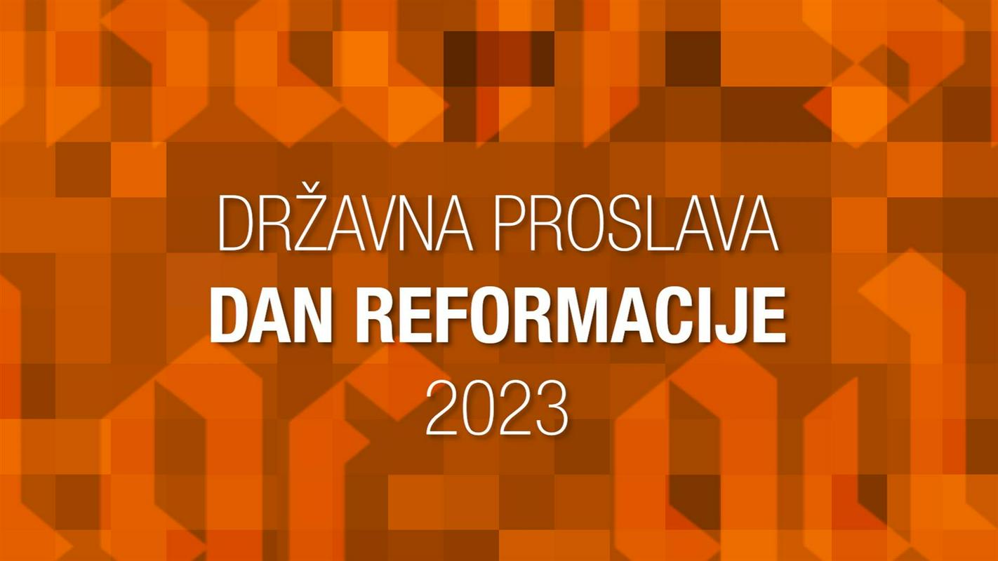 Na ozadju, ki je v različnih odtenkih oranžne barve, je napis z velikimi tiskanimi črkami: DRŽAVNA PROSLAVA, DAN REFORMACIJE 2023. Foto: TV Slovenija