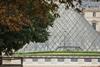 Okoljevarstveni aktivisti z oranžno barvo popršili piramido Louvra