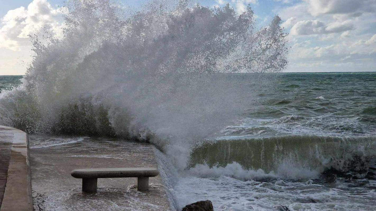 V sredo in četrtek zaradi povišanega valovanja morja ogroženi izpostavljeni deli obale