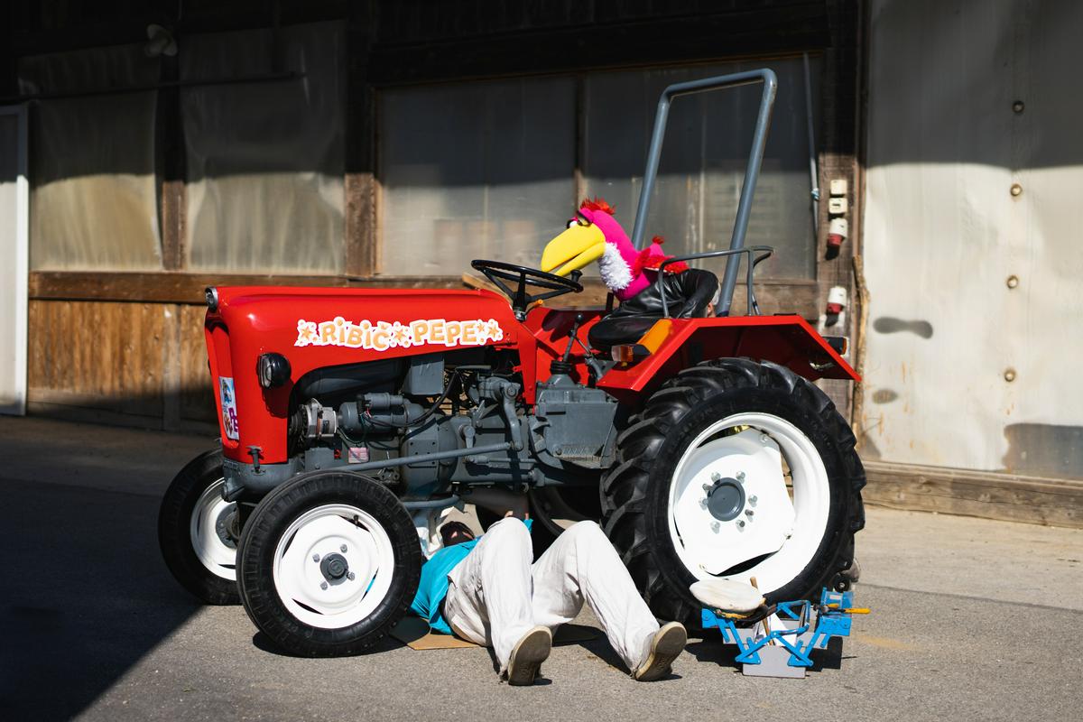 Slavni rdeči traktor so za Pepeta pripravili na šoli Grm Novo mesto – center biotehnike in turizma. Foto: Natalija Kmetec Gajšek
