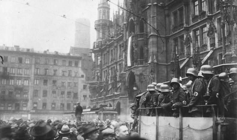 Nacisti na Marijinem trgu v Münchnu 9. novembra 1923 med pivniškim pučem. Foto: Bundesarchiv, Bild 119-1486/CC-BY-SA 3.0