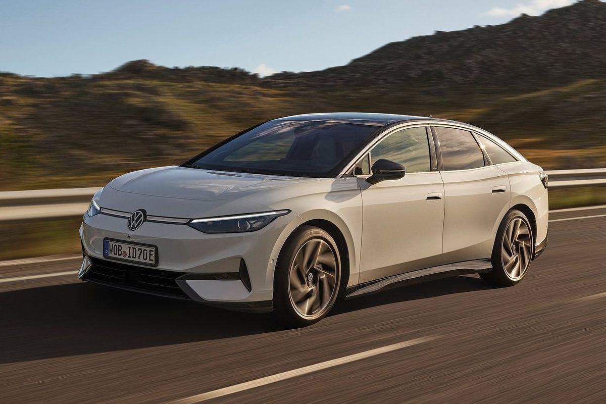 Glede na to, da Volkswagen ne bo ponujal več limuzinske različice novega passata, je ID.7 njegov logični naslednik. Z velikostjo in prostornostjo ga bo brez težav nadomestil, težje pa z dosegom. Nemci sicer obljubljajo, da se bo z večjo baterijo dalo prevoziti tudi več kot 700 kilometrov, trenutno pa v idealnih pogojih baterija s kapaciteto 77 kWh zagotavlja dobrih 600 kilometrov. Foto: Volkswagen