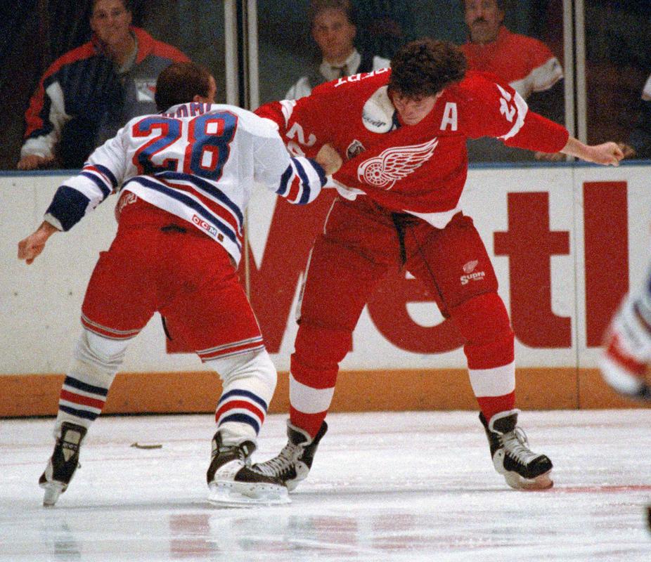 Za pretepače tipa Tie Domi (levo) v moderni Ligi NHL ni ravno veliko prostora. Foto: AP