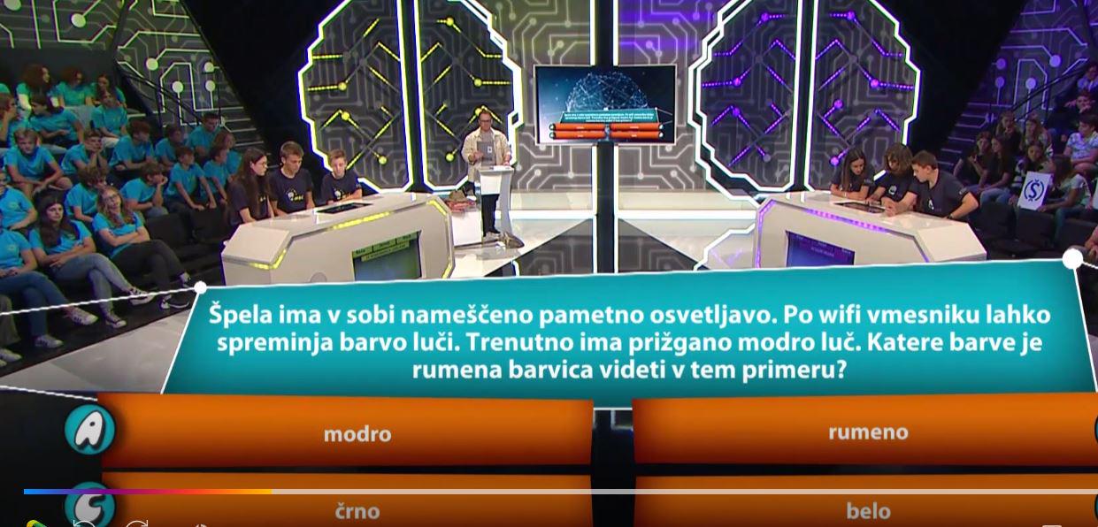 Zakaj modra barva svetlobo vpije in ne razprši?