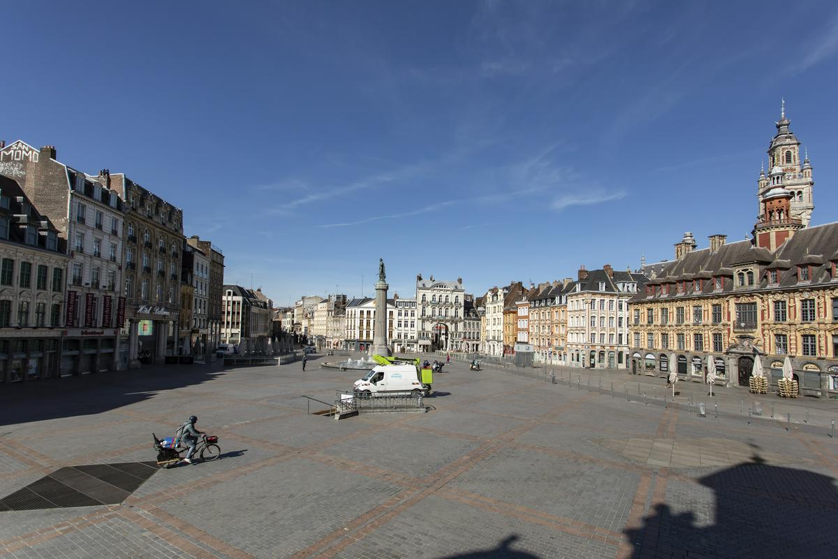 Grand Place oziroma Veliki trg v Lillu bo bržkone prizorišče začetka Dirke po Francije, ki se bo vrnila v francosko Flandrijo, nakar naj bi karavana odpotovala proti Bretanji, preden se bo šlo v Pireneje in za konec v Alpe. Foto: EPA
