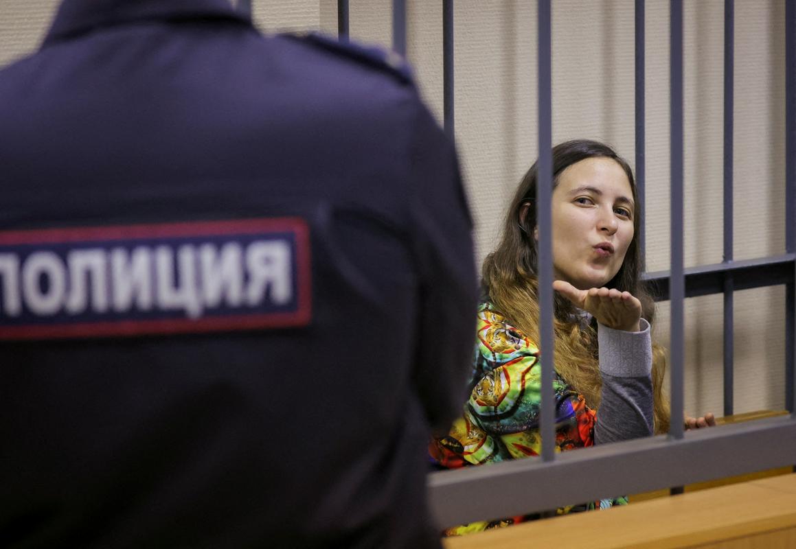 Aleksandra Skočilenko je bila pred sojenjem v priporu skoraj 19 mesecev, kar pomeni, da bo njena celotna kazen skrajšana za več kot dve leti, saj se vsak dan prestajanja kazni v priporu šteje kot 1,5 dneva prestajanja časa v zaporu. Foto: Reuters