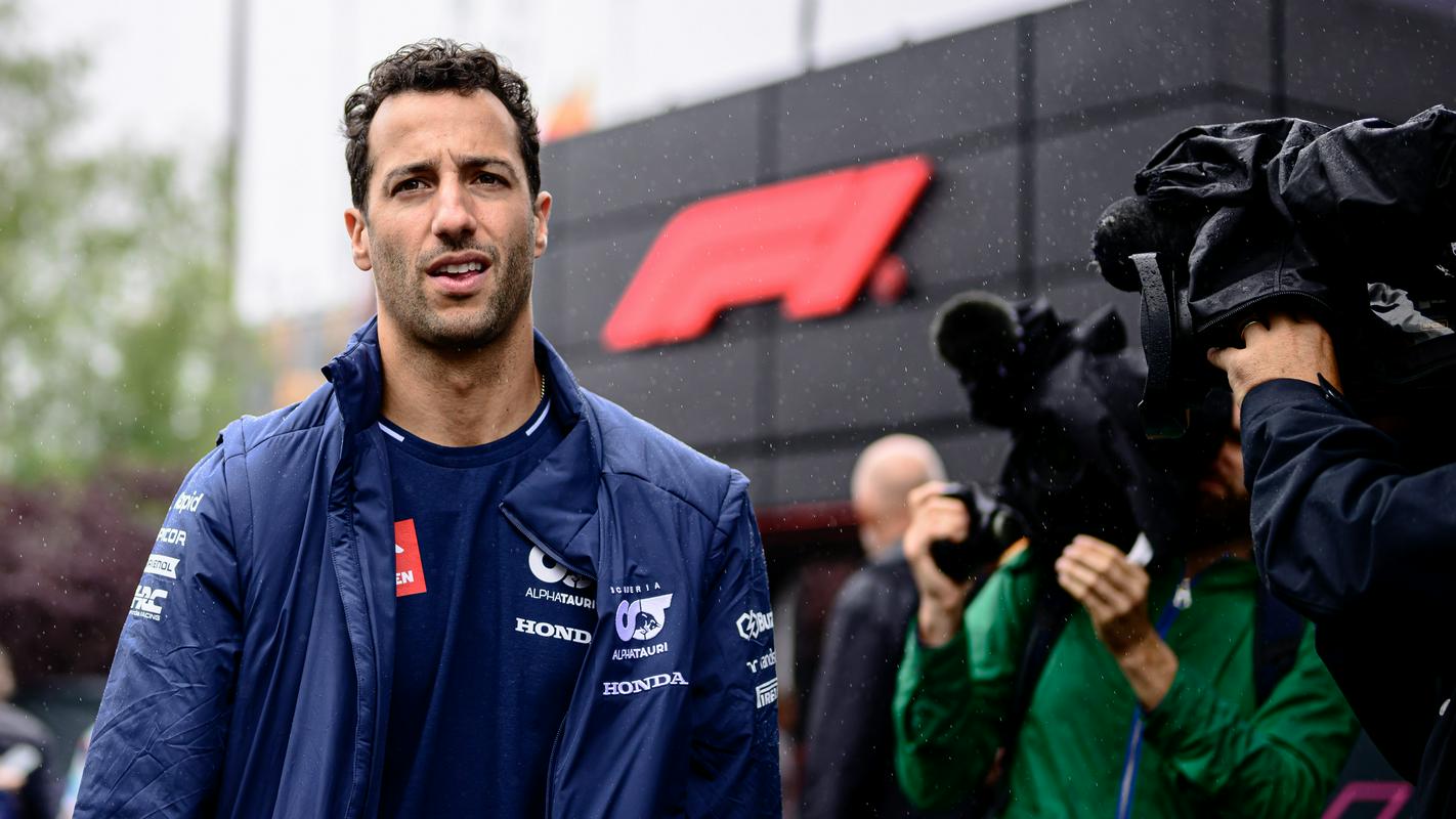 Daniel Ricciardo je svojčas veljal za enega najobetavnejših dirkačev v formuli ena. Dosegel je nekaj odmevnih rezultatov, a svojega potenciala zavoljo slabih oziroma napačnih odločitev ob prelomnicah svoje kariere nikoli ni zares izkoristil. Foto: EPA