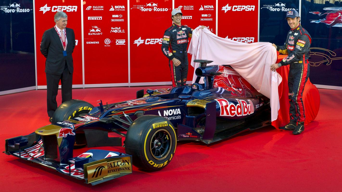Ricciardo je v formulo ena prodrl leta 2011 s Hispania Racing Teamom, leto pozneje je postal dirkač Tora Rossa (na fotografiji), s katerim je vztrajal do konca leta 2013. V sezoni 2014 je pri Red Bullu zamenjal Marka Webbra in postal trn v peti Sebastiana Vettla. Ko je ta odšel k Ferrariju, se mu je v moštvu pridružil Daniil Kvjat, ki pa je zaradi številnih napak in brezbrižnega odnosa, kar je izdatno razjezilo motošportnega direktorja moštva dr. Helmuta Marka, kmalu nazadoval v Toro Rosso. Zamenjal ga je Max Verstappen, vse ostalo je zgodovina. Foto: EPA