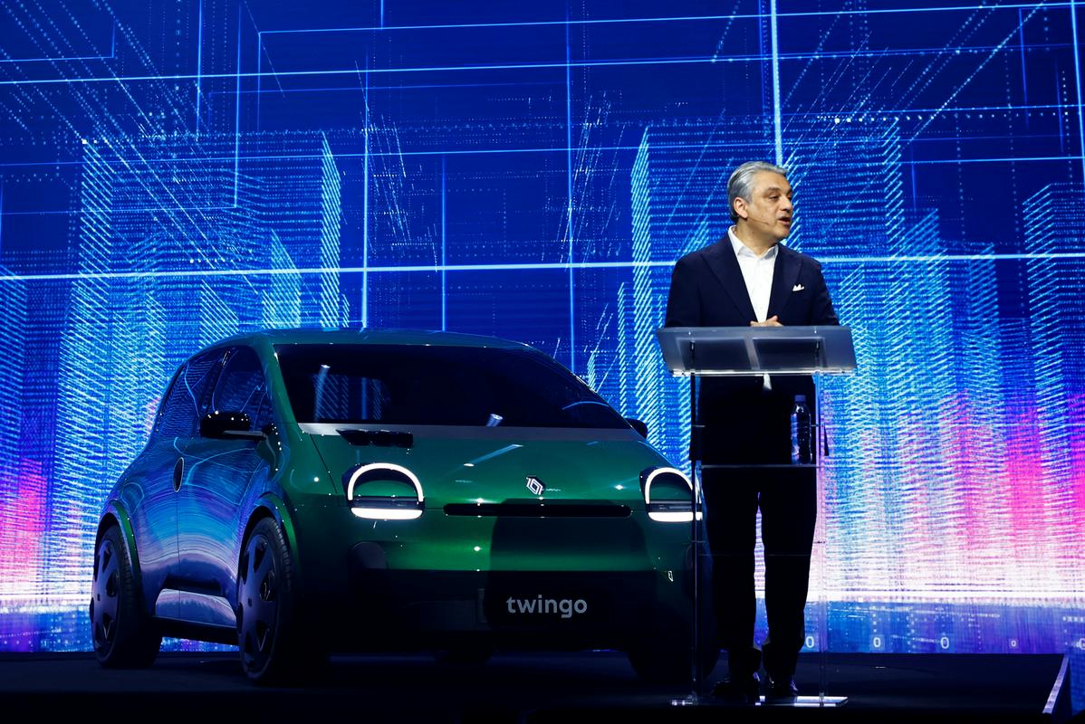 Renaultov izvršni direktor Luca de Meo je na dnevu investitorjev v Parizu predstavil novi model mestnega električnega avtomobila twingo. Foto: Reuters