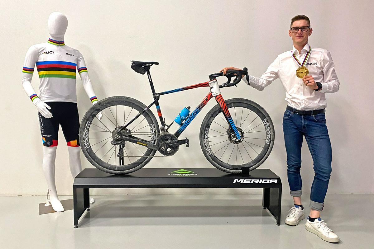Matej Mohorič z gravel kolesom, novim izdelkom Meride, s katerim je v Benečiji 8. oktobra postal svetovni prvak v novi in hitro rastoči kolesarski disciplini. Foto: SprintCyclingAgency