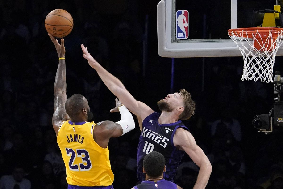 LeBron James je imel premalo pomoči soigralcev. Domantas Sabonis in soigralci so tretjič zapored premagali Lakerse v Crypto.com Areni. Foto: AP