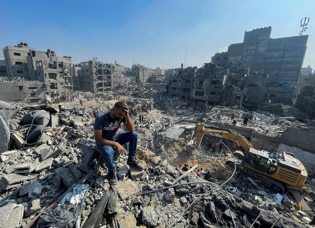 Prizorišče izraelskega zračnega napada na begunsko taborišče Džabalija na severu Gaze, v katerem je bilo ubitih več deset ljudi, uničenje je ogromno. Foto: Reuters