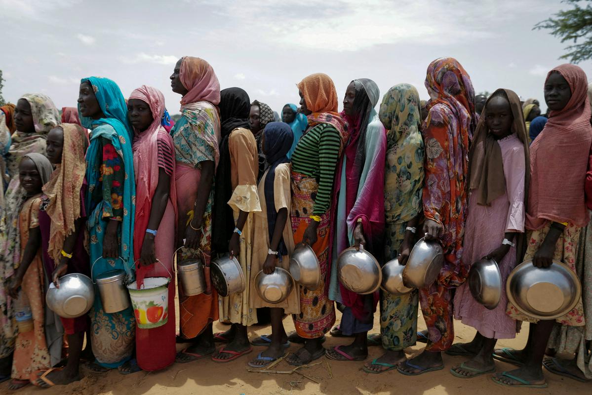 Sudanske begunke v Čadu. Foto: Reuters