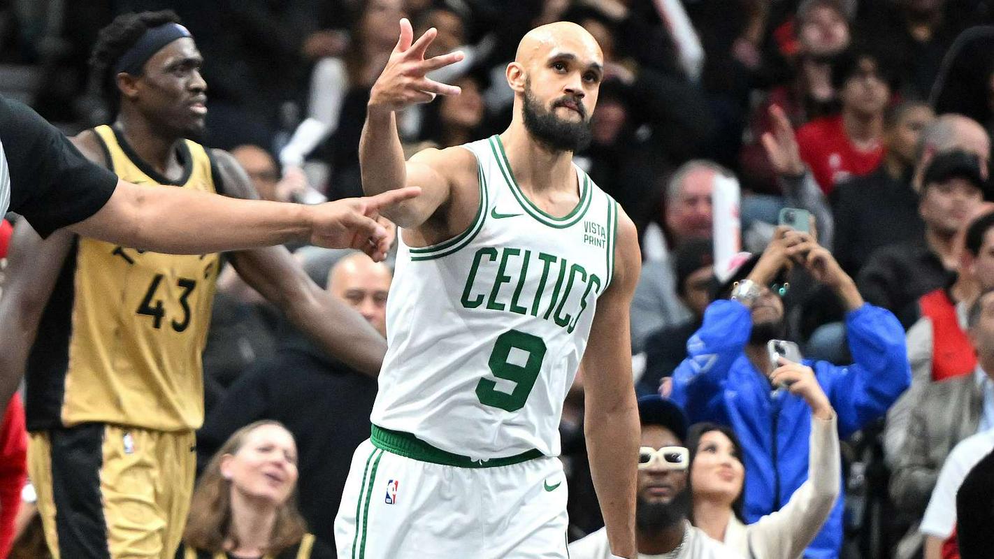 Košarkar Bostona Derrick White je 27 sekund pred koncem srečanja v Torontu odločil zmagovalca. Celticsi so najboljša ekipa lige, do zdaj so nanizali deset zmag in le dva poraza. Foto: Reuters