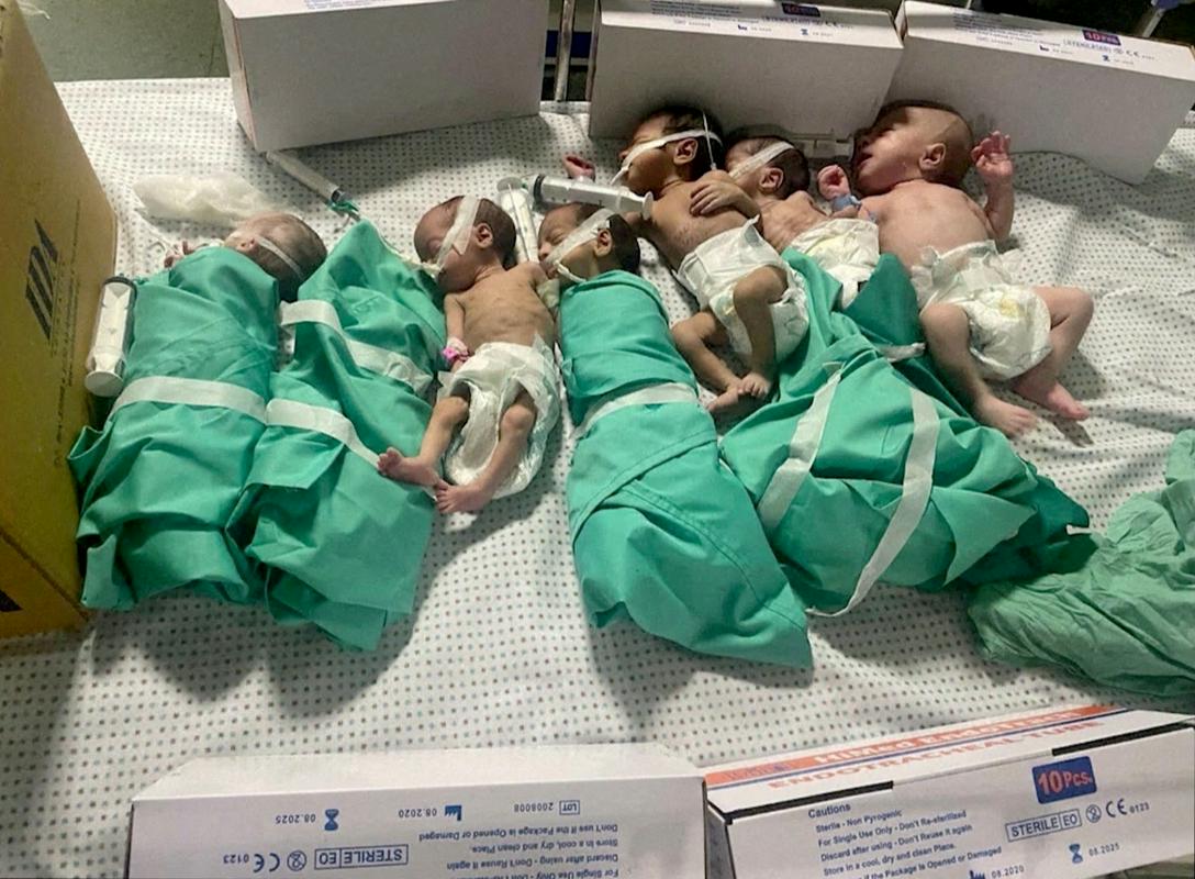 Novorojenčki, ki so bili umaknjeni iz inkubatorjev v Al Šifi, potem ko je zaradi izraelskih ukrepov bolnišnici zmanjkalo goriva in elektrike. Najmanj štirje prezgodaj rojeni otroci so že umrli. Foto: Reuters