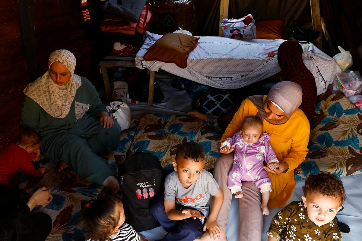 Poleg 12.300 žrtev v Gazi je več kot 30.000 ljudi ranjenih, razdejanje je izjemno obsežno, razseljenih je več kot milijon in pol ljudi. Na fotografiji so ljudje, ki so se zatekli v bolnišnico Naser. Foto: Reuters