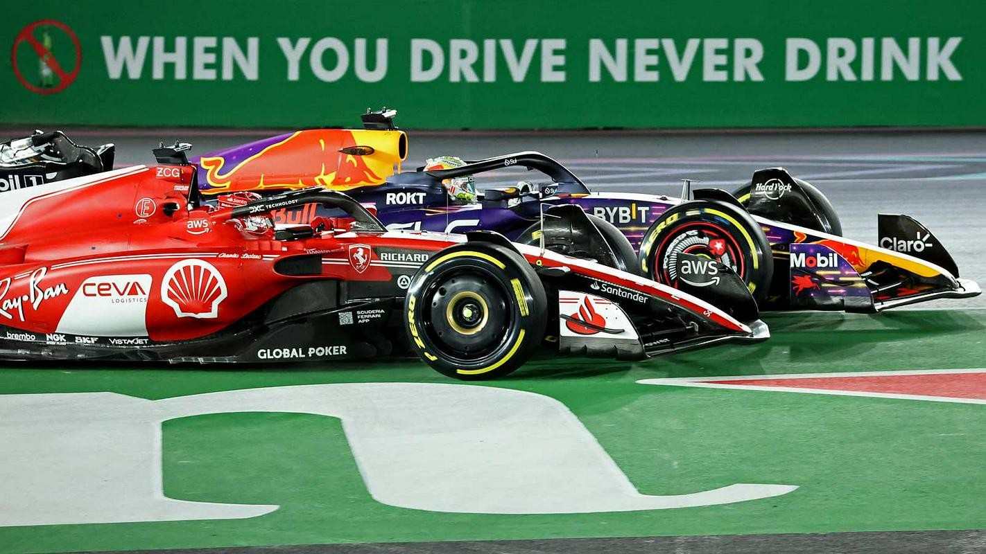 Max Verstappen je na nedovoljen način prehitel Charlesa Leclerca v uvodnem zavoju dirke, zaradi česar si je prislužil petsekundno kazen, ki je je odslužil pri prvi menjavi gum. Foto: Reuters