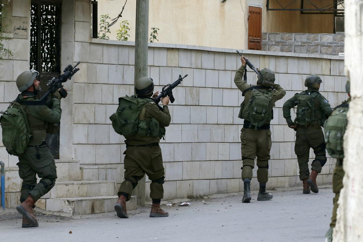 Izraelske okupacijske sile v begunskem taborišču Balata na okupiranem Zahodnem bregu. Foto: EPA