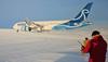 Na zamrznjeni pristajalni stezi Antarktike uspešno pristalo potniško letalo
