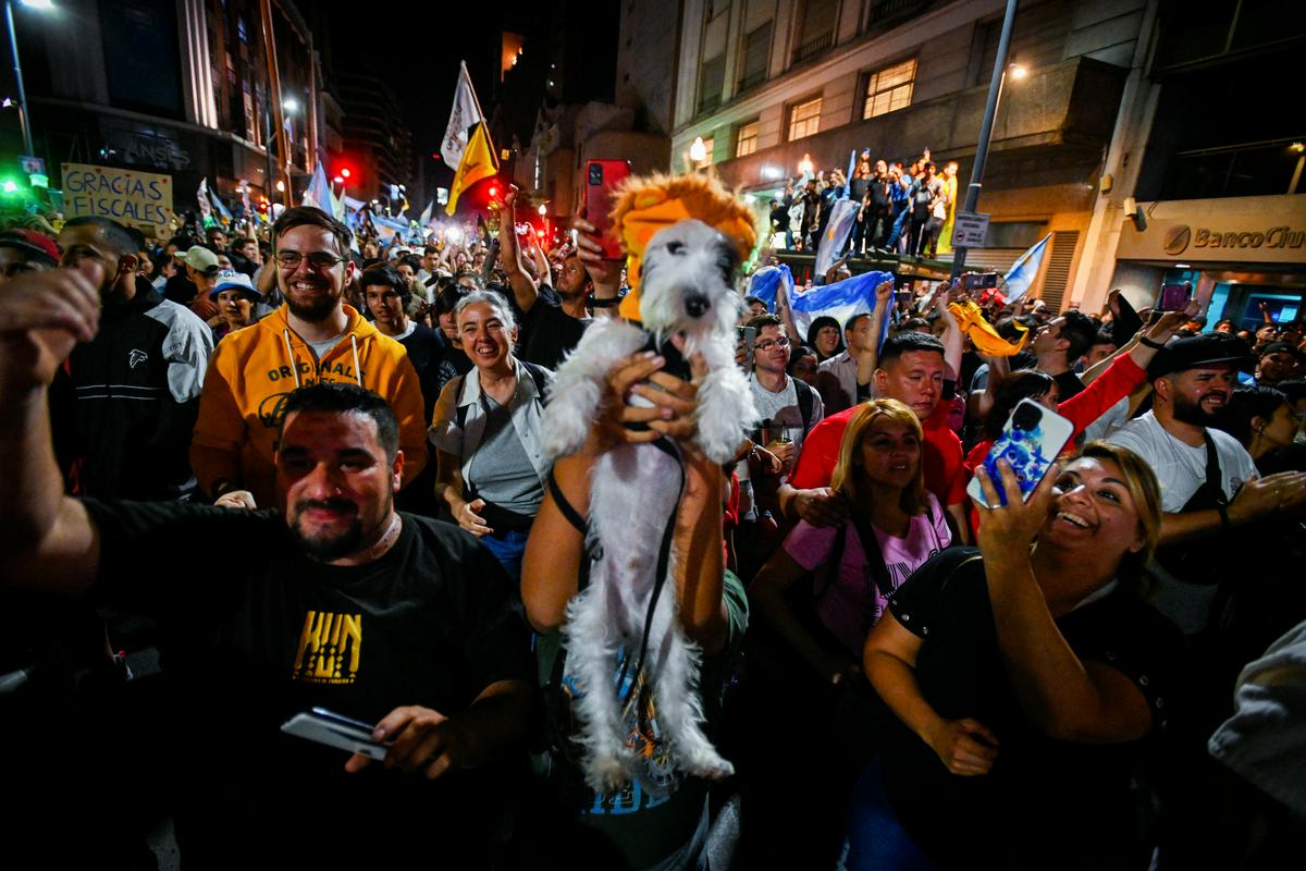 Veselje po Mileievi zmagi na ulicah Buenos Airesa. Foto: Reuters