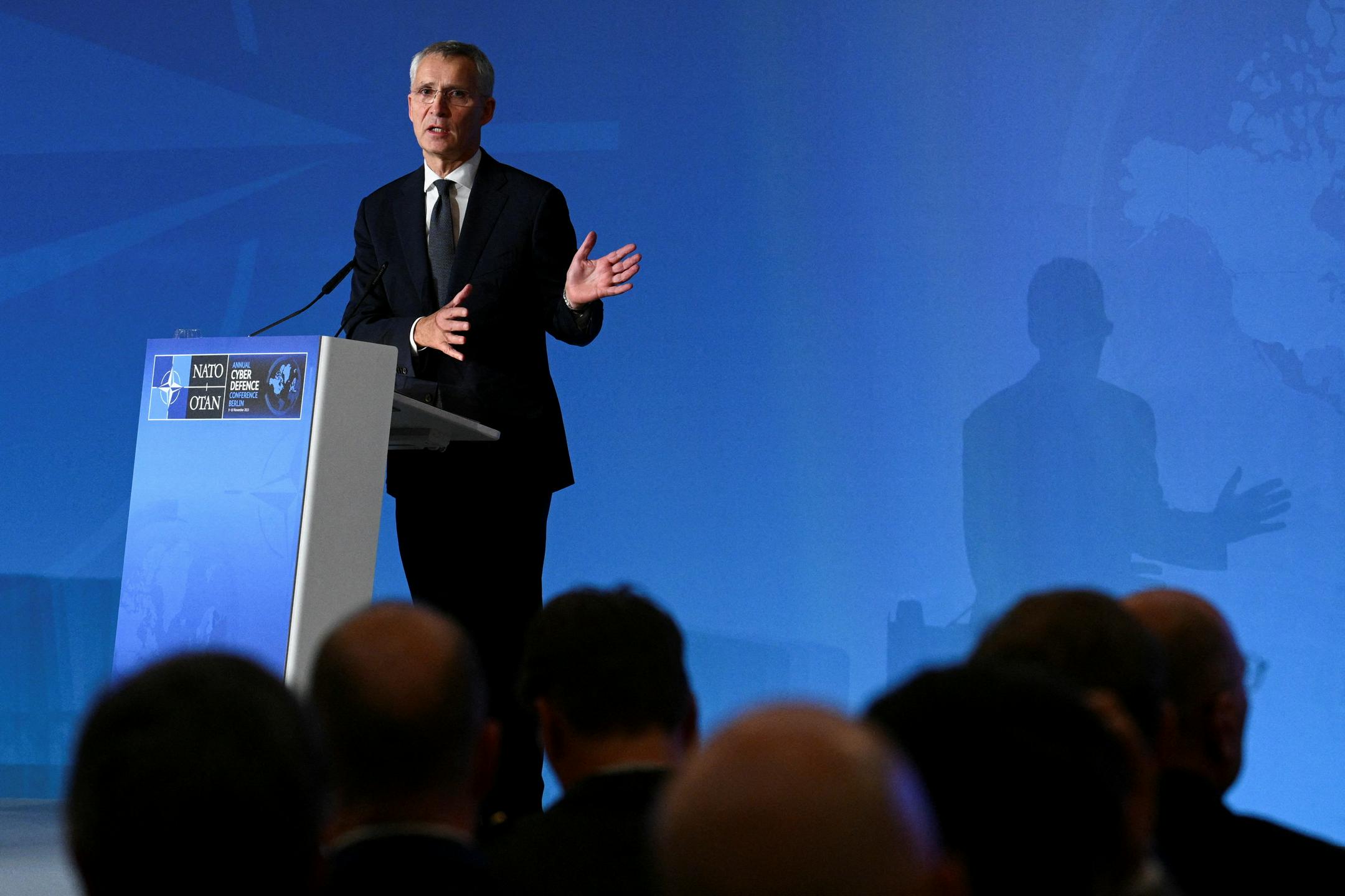 Stoltenberg na turneji na Zahodnem Balkanu, kjer je znova vse bolj napeto