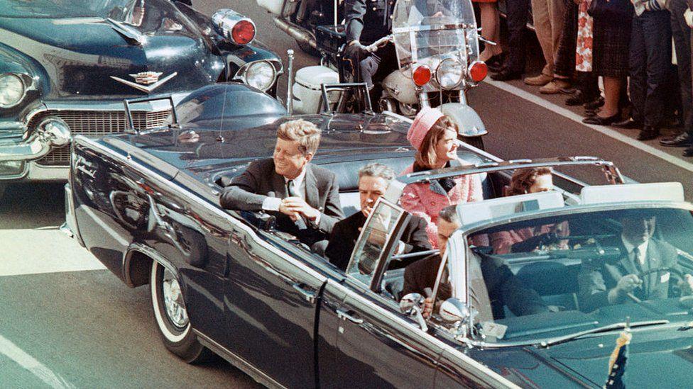 Zadnji posnetki JFK-ja med vožnjo s soprogo Jackie po Dallasu tik pred usodnim strelom. Foto: Reuters