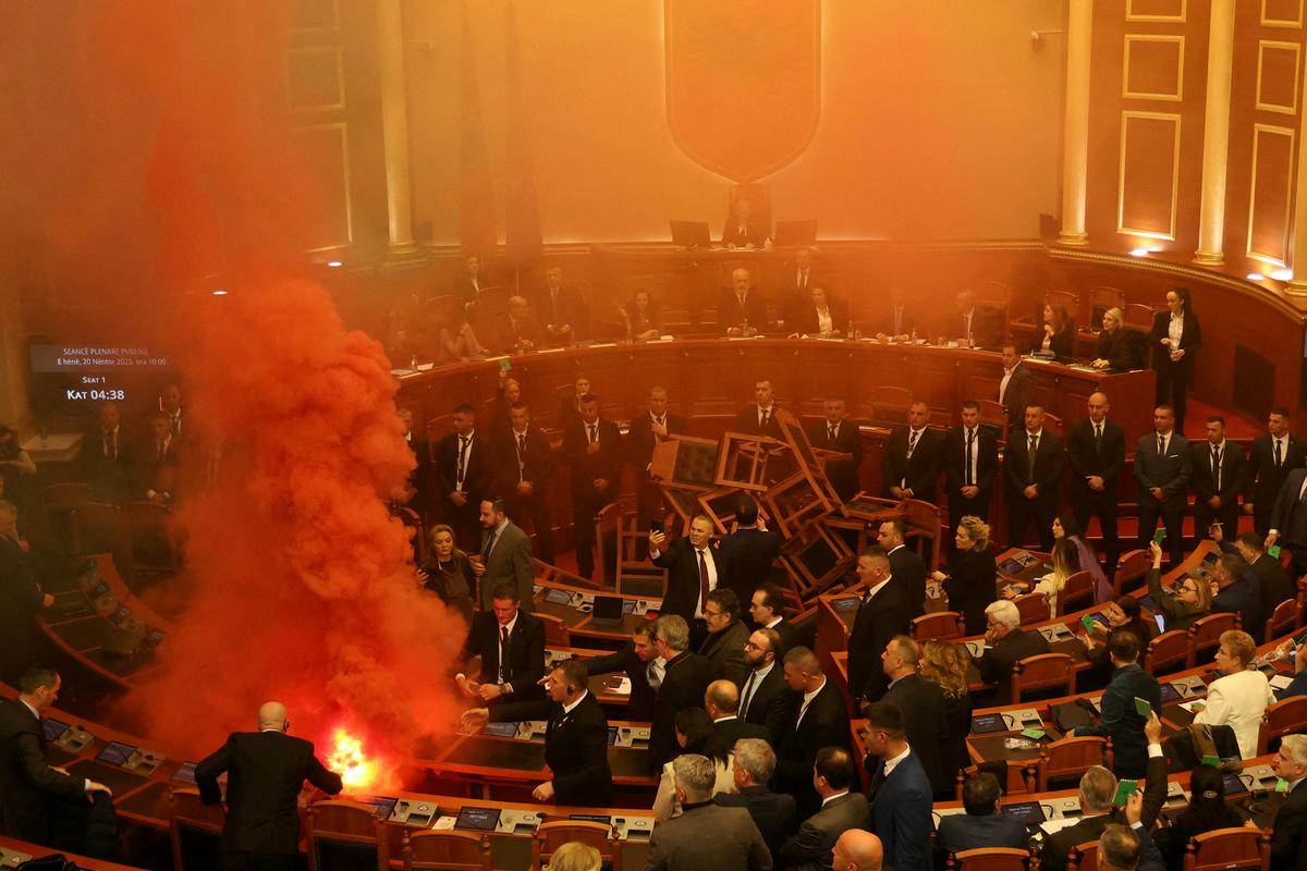 Pestro dogajanje v albanskem parlamentu. Foto: Reuters
