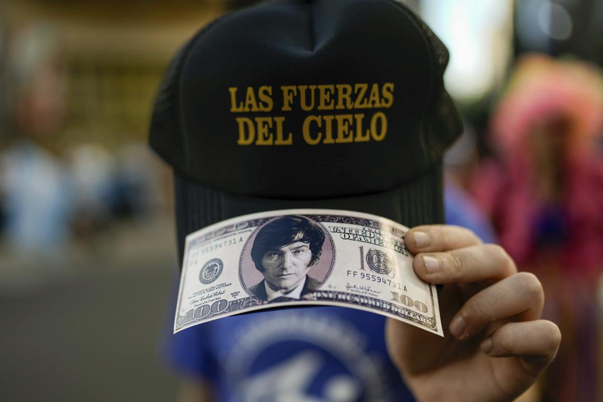 Milei namerava argentinski peso zamenjati z ameriškim dolarjem. Foto: AP