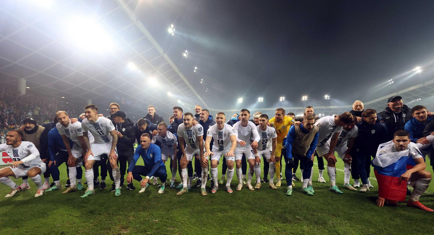 Veselje nogometašev ob uvrstitvi na prvenstvo stare celine, ki ga bo prihodnje leto gostila Nemčija. Foto: BoBo/Borut Živulović