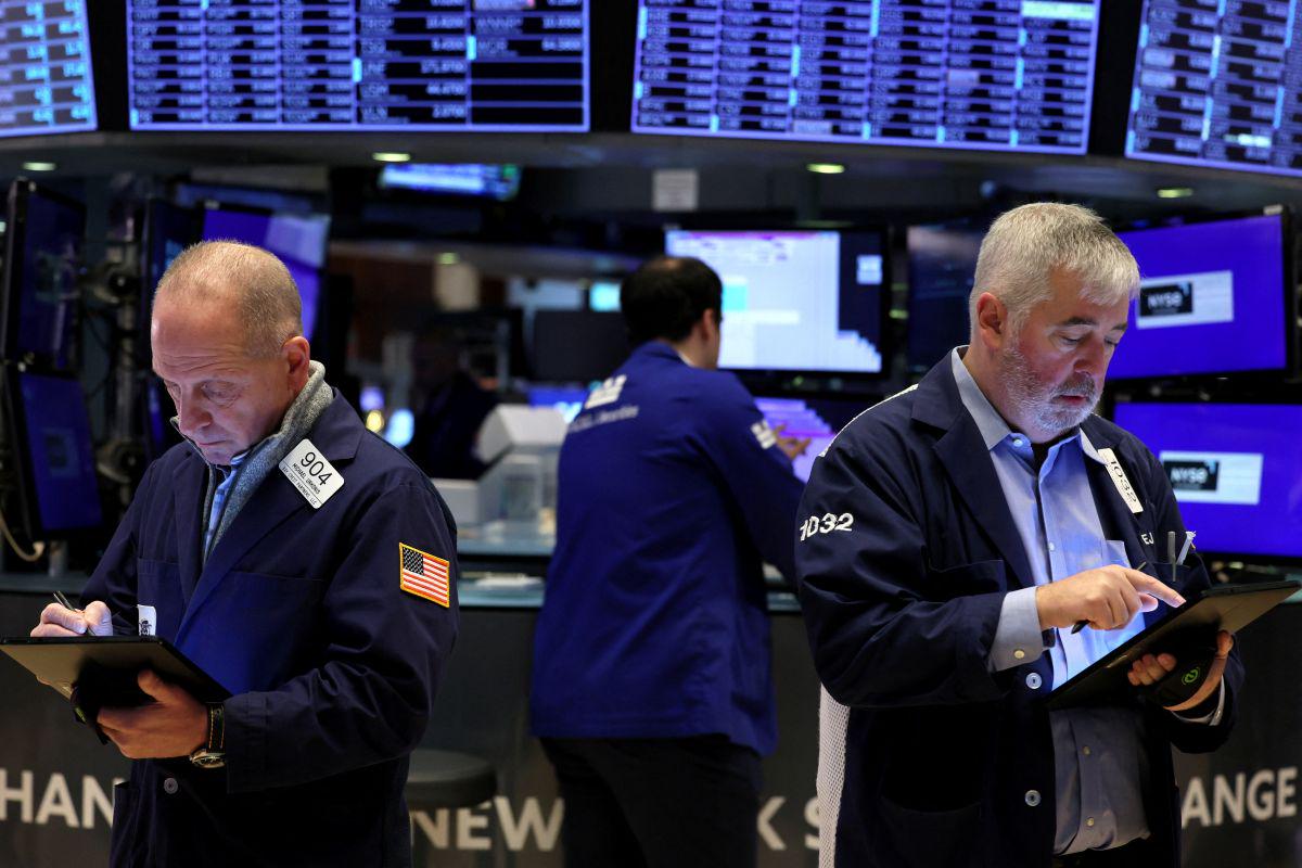  Indeks S & P 500 je v ponedeljek pridobil 0,74 odstotka, v torek pa izgubil 0,20 odstotka. Od rekordne vrednosti iz januarja 2022 je oddaljen le še dobrih pet odstotkov. Foto: Reuters
