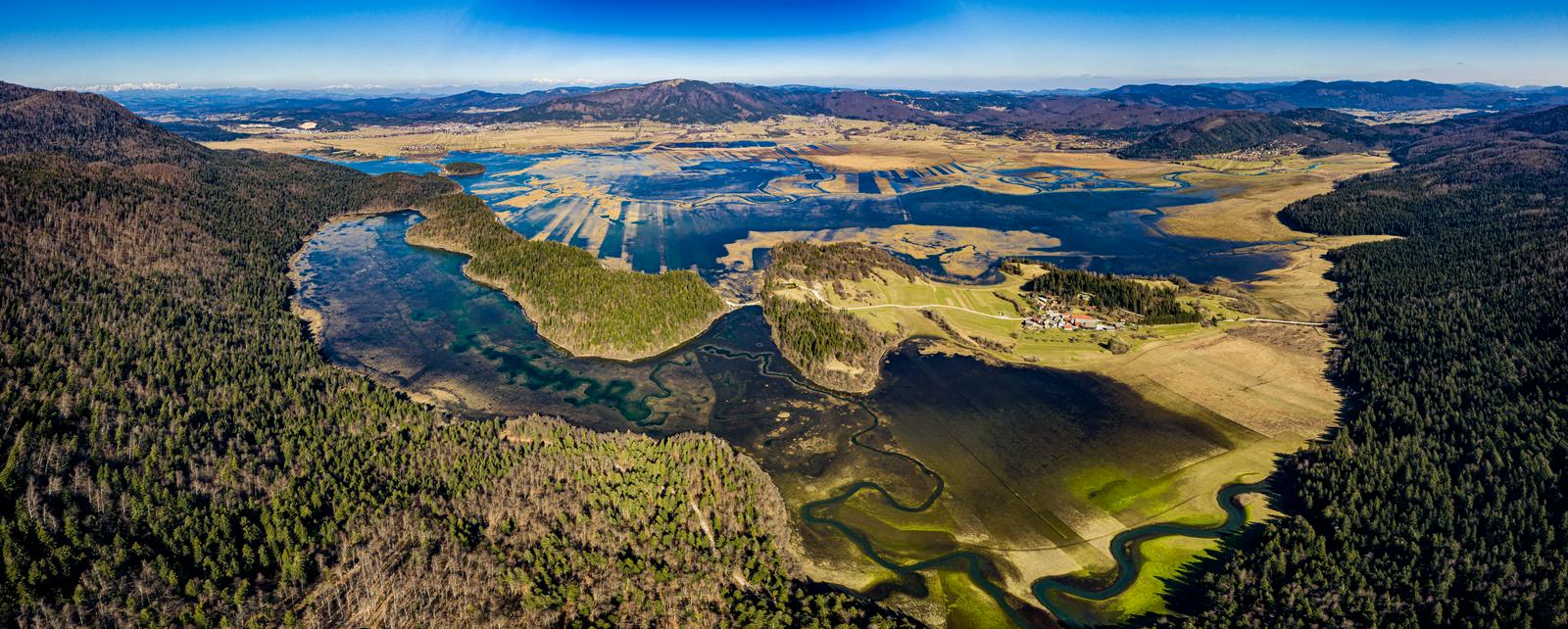 Na lanski zmagovalni fotografiji Iz zraka je Žan Kafol upodobil Cerkniško jezero. Foto: Žan Kafol