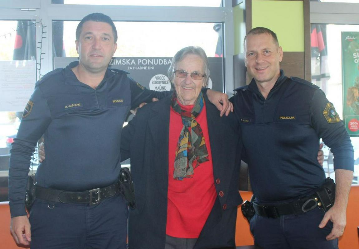 Srečanje policistov z gospo, ki se jima je zahvalila, ker sta ji rešila življenje. Foto: PU Murska Sobota